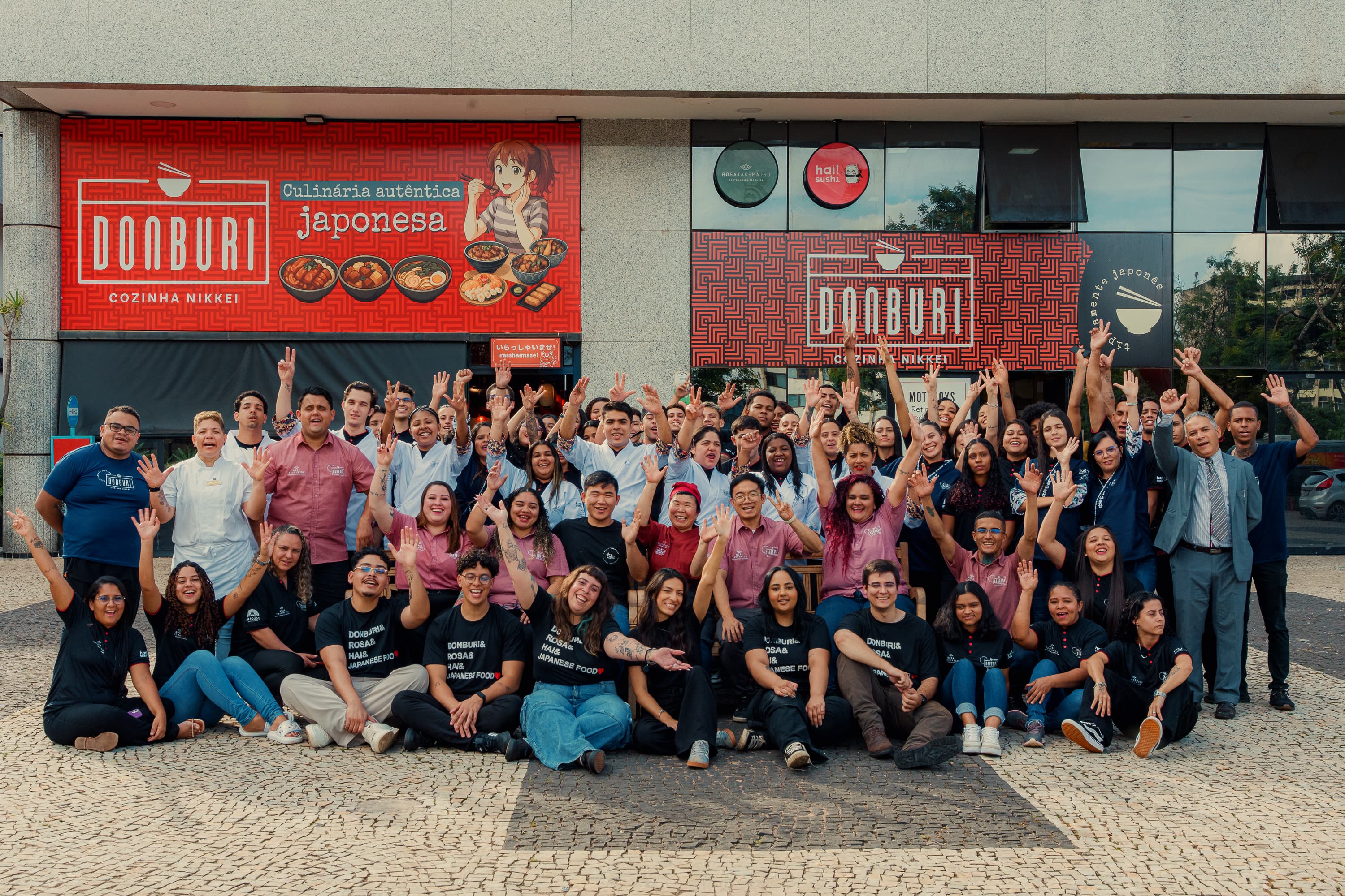 Equipe Donburi em frente às unidades